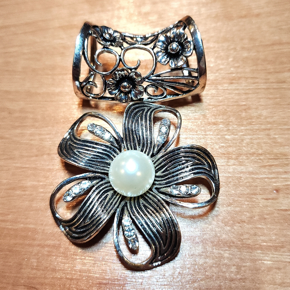 Elegant Silver Floral Pendant